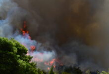 Φωτιά-στο-Πόρτο-Γερμενό:-Ανεξέλεγκτο-το-μέτωπο,-κάηκαν-σπίτια-–-Μαζικές-εκκενώσεις-οικισμών,-live-όλες-οι-εξελίξεις