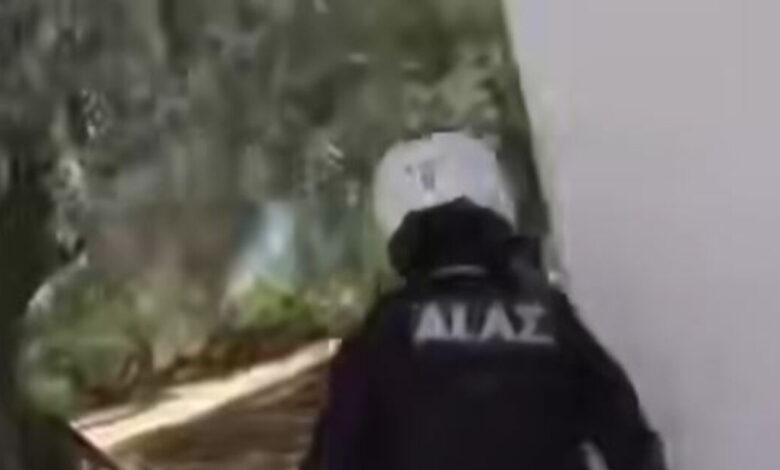 Φωτιά-στο-Πόρτο-Γερμενό:-Πόρτα-πόρτα-οι-αστυνομικοί-εκκενώνουν-σπίτια-–-Βίντεο-από-τις-δραματικές-στιγμές