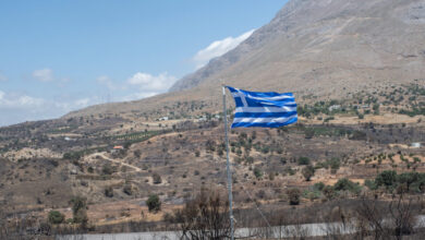 Φωτιά-στο-Ρέθυμνο:-Ελληνική-σημαία-στο-σημείο-όπου-πέθαναν-οι-2-πυροσβέστες-–-Εικόνες-καταστροφής-μετά-την-πύρινη-κόλαση