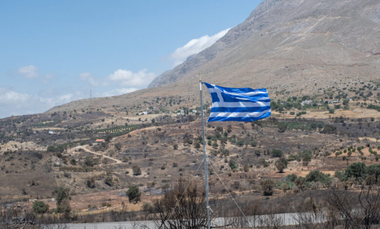 Φωτιά-στο-Ρέθυμνο:-Ελληνική-σημαία-στο-σημείο-όπου-πέθαναν-οι-2-πυροσβέστες-–-Εικόνες-καταστροφής-μετά-την-πύρινη-κόλαση