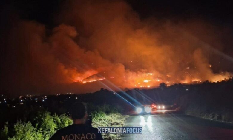 Φωτιά-στην-Κεφαλονιά:-Μηνύματα-από-το-112-για-εκκένωση-7-περιοχών-–-Μία-σύλληψη-για-εμπρησμό