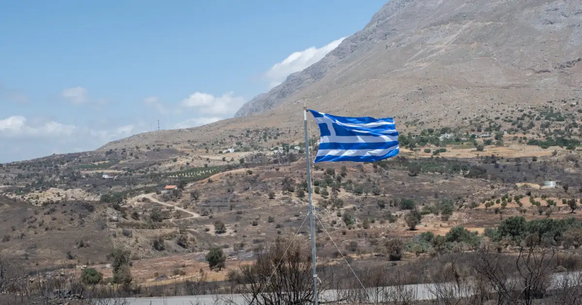 Φωτιά-στο-Ρέθυμνο:-Ελληνική-σημαία-στο-σημείο-όπου-πέθαναν-οι-2-πυροσβέστες-–-Εικόνες-καταστροφής-μετά-την-πύρινη-κόλαση