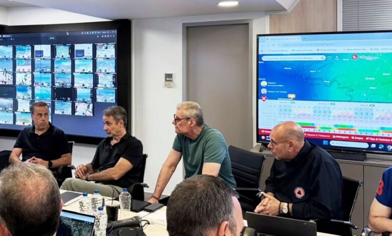 Ο-Κυριάκος-Μητσοτάκης-στο-Συντονιστικό-της-Πολιτικής-Προστασίας-για-τις-φωτιές-–-Ενημερώθηκε-για-όλα-τα-πύρινα-μέτωπα