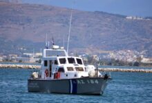 Χαλκιδική:-Βυθίστηκε-σκάφος-με-Ρουμάνους-τουρίστες-–-Καλά-στην-υγεία-τους-οι-5-επιβαίνοντες,-βγήκαν-στην-ακτή-κολυμπώντας