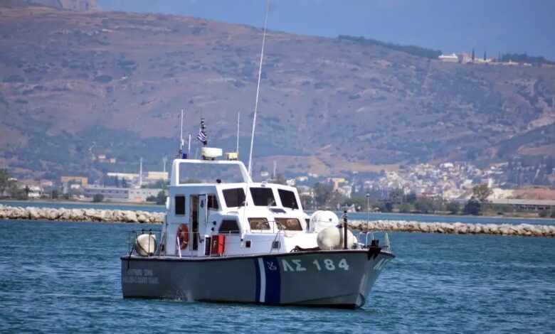 Χαλκιδική:-Βυθίστηκε-σκάφος-με-Ρουμάνους-τουρίστες-–-Καλά-στην-υγεία-τους-οι-5-επιβαίνοντες,-βγήκαν-στην-ακτή-κολυμπώντας
