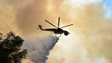 Φωτιά-στα-Μέγαρα:-Σύγκρουση-και-πτώση-δύο-ελικοπτέρων-στην-Ψάθα-–-Εντοπίστηκε-το-ένα-πλήρωμα