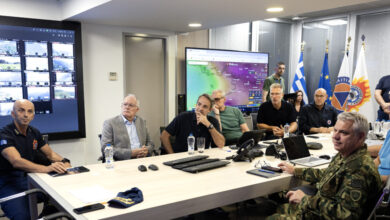 o-mητσοτάκης-στο-Συντονιστικό-της-Πολιτικής-Προστασίας-μετά-τη-σύγκρουση-των-ελικοπτέρων-στην-Ψάθα:-«Χάσαμε-δύο-μαχητές-της-πρώτης-γραμμής»