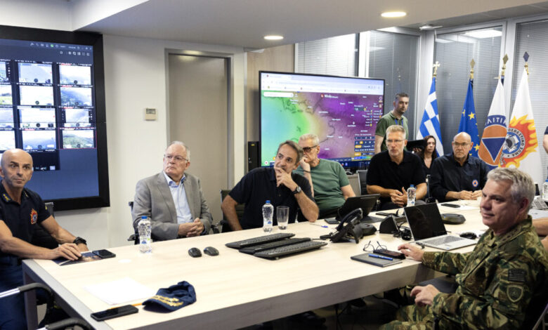 o-mητσοτάκης-στο-Συντονιστικό-της-Πολιτικής-Προστασίας-μετά-τη-σύγκρουση-των-ελικοπτέρων-στην-Ψάθα:-«Χάσαμε-δύο-μαχητές-της-πρώτης-γραμμής»
