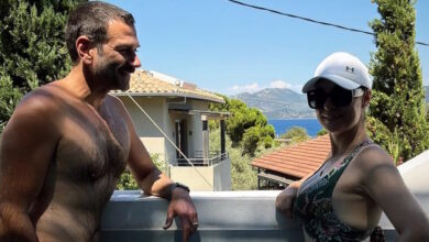 Τάσος-Ιορδανίδης-και-Θάλεια-Ματίκα-χαλαρώνουν-σε-πισίνα-της-Λευκάδας-πριν-την-παράστασή-τους