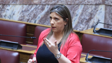 Η-Κωνσταντοπούλου-συνέχισε-στη-Βουλή-τον-καβγά-για-την-Πολύζου:-«Εχει-άλλο-όνομα,-πέσαμε-θύματα-απάτης-όταν-την-βάλαμε-υποψήφια»