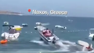 Νάξος:-Χειριστής-σκάφους-έχασε-τον-έλεγχο-και-«καβάλησε»-βάρκες-στη-θάλασσα,-βίντεο