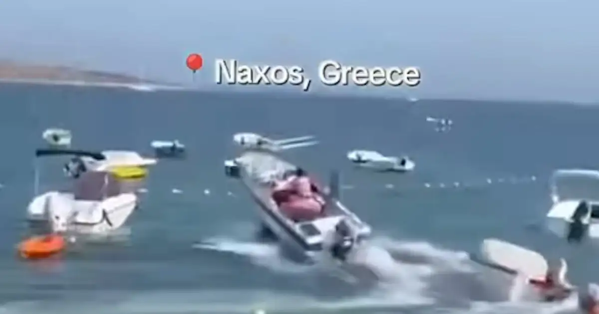 Νάξος:-Χειριστής-σκάφους-έχασε-τον-έλεγχο-και-«καβάλησε»-βάρκες-στη-θάλασσα,-βίντεο