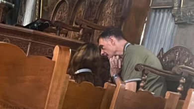 Ο-Γιώργος-Μπαρτζώκας-πήγε-να-προσκυνήσει-την-Παναγία-της-Τήνου