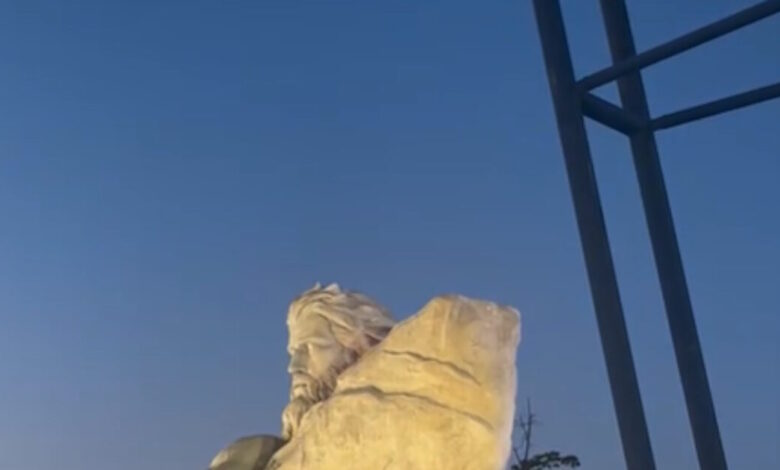 Το-επιβλητικό-άγαλμα-του-Τίτορμου,-«φύλακας»-στο-γήπεδο-του-Παναιτωλικού-–-Έγιναν-τα-αποκαλυπτήρια-από-τους-Αγρινιώτες