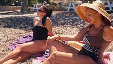 h-Μιμή-Ντενίση-με-την-κόρη-της,-Μαριτίνα,-στην-παραλία-–-Το-στιγμιότυπο-από-τις-διακοπές-τους-στον-Θεολόγο