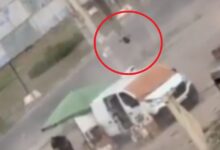 Βίντεο-σοκ-από-την-Ουκρανία:-drone-καταδιώκει-άμαχο-και-τον-τραυματίζει-–-«Η-Ρωσία-κάνει-σαφάρι-ανθρώπων»,-καταγγέλλει-ο-Ζελένσκι