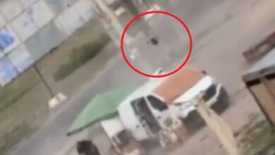 Βίντεο-σοκ-από-την-Ουκρανία:-drone-καταδιώκει-άμαχο-και-τον-τραυματίζει-–-«Η-Ρωσία-κάνει-σαφάρι-ανθρώπων»,-καταγγέλλει-ο-Ζελένσκι