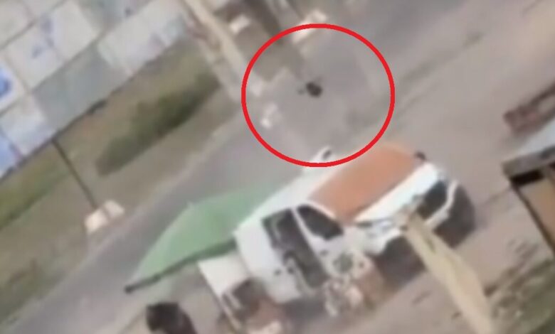 Βίντεο-σοκ-από-την-Ουκρανία:-drone-καταδιώκει-άμαχο-και-τον-τραυματίζει-–-«Η-Ρωσία-κάνει-σαφάρι-ανθρώπων»,-καταγγέλλει-ο-Ζελένσκι