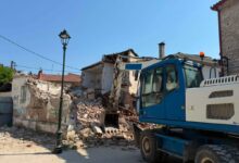 Ο-Μερτσιώτης-έπιασε-δουλειά…-γκρεμίζοντας