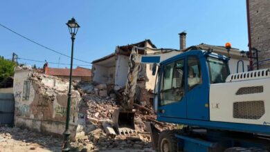 Ο-Μερτσιώτης-έπιασε-δουλειά…-γκρεμίζοντας