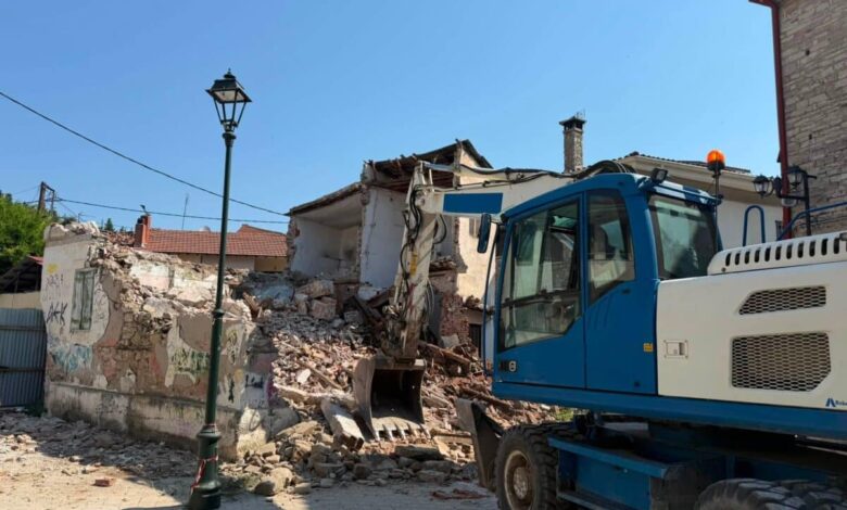 Ο-Μερτσιώτης-έπιασε-δουλειά…-γκρεμίζοντας