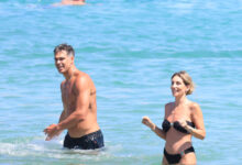 Αθηνά-Οικονομάκου-–-Μπρούνο-Τσερέλα:-Βουτιές-και-παιχνίδια-στη-Μύκονο-λίγο-πριν-από-τον-μήνα-του-μέλιτος