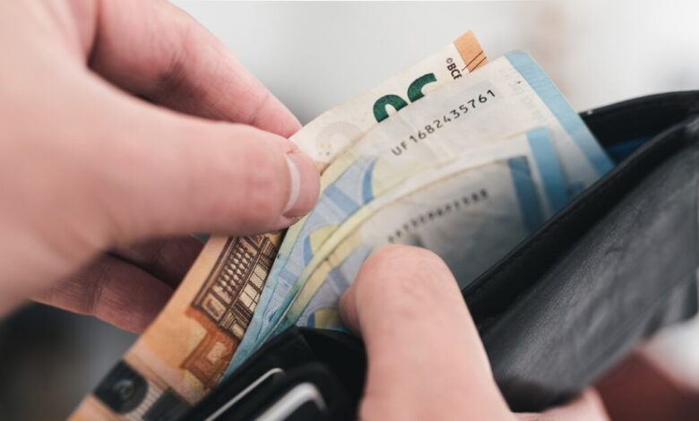 ΟΠΕΚΑ:-Σήμερα-η-καταβολή-του-βοηθήματος-του-ΛΑΕ-–-Ποιοι-θα-λάβουν-έως-1.000-ευρώ
