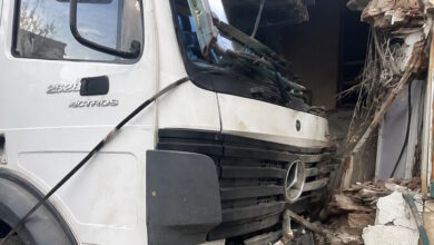 Μαγνησία:-Φορτηγό-«ισοπέδωσε»-την-είσοδο-πολυκατοικίας-στα-Κανάλια