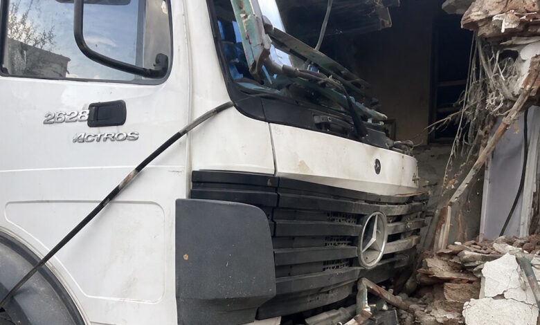Μαγνησία:-Φορτηγό-«ισοπέδωσε»-την-είσοδο-πολυκατοικίας-στα-Κανάλια