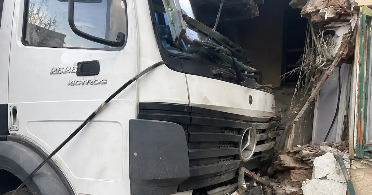 Μαγνησία:-Φορτηγό-«ισοπέδωσε»-την-είσοδο-πολυκατοικίας-στα-Κανάλια
