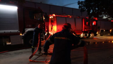 Φωτιά-σε-κατάστημα-στον-Άλιμο-–-Εκκενώθηκε-πολυκατοικία