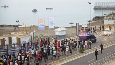 Θέουτα:-Πώς-60.000-μετανάστες-από-το-Μαρόκο-κατάφεραν-να-περάσουν-σε-έδαφος-της-ΕΕ-–-Μαθήματα-κολύμβησης,-στολές-κατάδυσης-και-google-maps