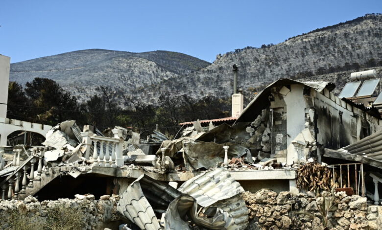 Φωτιά-σε-Αττική-και-Βοιωτία:-Ίση-με-6-βόμβες-Χιροσίμα-η-ενέργεια-που-απελευθερώθηκε-–-Πώς-κάηκε-μέσα-σε-2-βράδια-το-55%-της-έκτασης