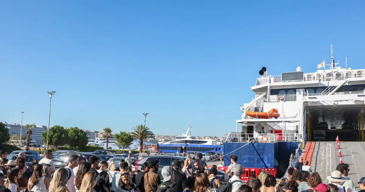 Κορυφώνεται-η-έξοδος-του-Αυγούστου:-Πάνω-από-56.000-αδειούχοι-αναχωρούν-σήμερα-από-τα-λιμάνια-της-Αττικής