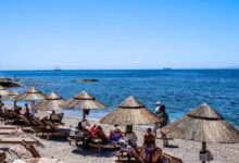 Η-«οικονομία-της-ξαπλώστρας»-και-πόσο-κοστίζει-μια-μέρα-στην-παραλία