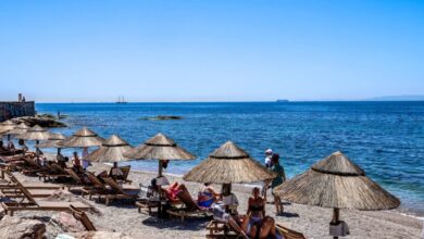 Η-«οικονομία-της-ξαπλώστρας»-και-πόσο-κοστίζει-μια-μέρα-στην-παραλία