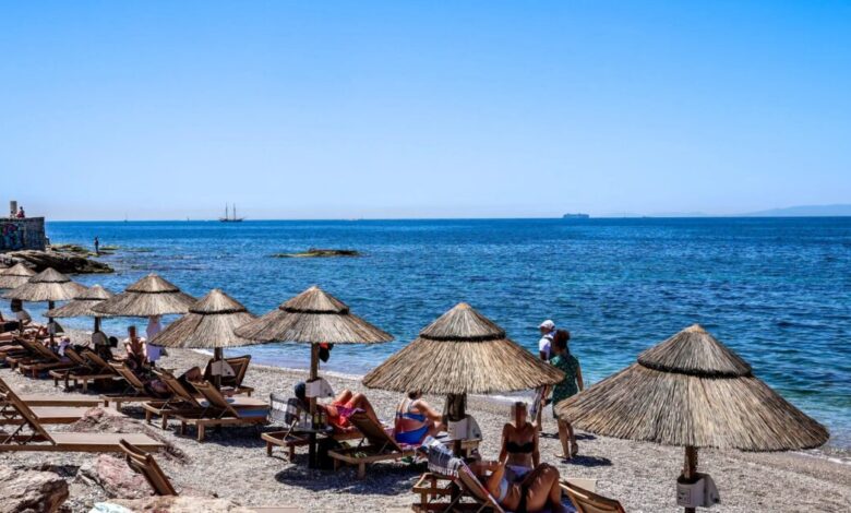 Η-«οικονομία-της-ξαπλώστρας»-και-πόσο-κοστίζει-μια-μέρα-στην-παραλία