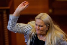 «Εμφύλιος»-στο-Κόσοβο:-Επίθεση-με-αυγά-στον-πρωθυπουργό-Άλμπιν-Κούρτι-–-«Ρινγκ»-η-Βουλή