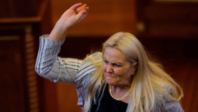 «Εμφύλιος»-στο-Κόσοβο:-Επίθεση-με-αυγά-στον-πρωθυπουργό-Άλμπιν-Κούρτι-–-«Ρινγκ»-η-Βουλή