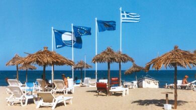 Γαλάζιες-Σημαίες-2026:-Αυτές-είναι-οι-17-καλύτερες-ακτές-στην-Αττική