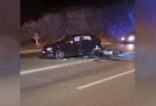 Τροχαίο-Αθηνών-–-Σουνίου:-Ο-οδηγός-παρέσυρε-την-μηχανή-των-αστυνομικών-ενώ-έκανε-αναστροφή-–-Στο-401-ΣΝ-οι-δύο-τραυματίες