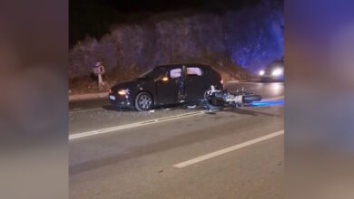 Τροχαίο-Αθηνών-–-Σουνίου:-Ο-οδηγός-παρέσυρε-την-μηχανή-των-αστυνομικών-ενώ-έκανε-αναστροφή-–-Στο-401-ΣΝ-οι-δύο-τραυματίες