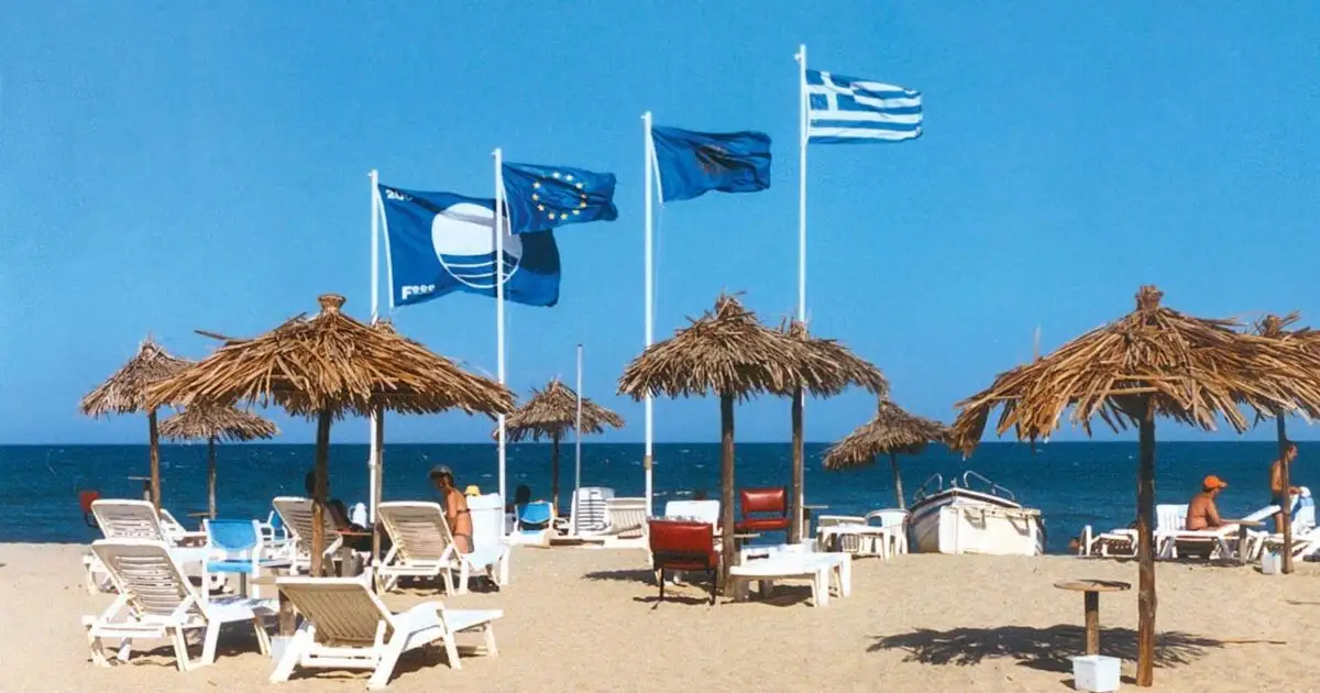 Γαλάζιες-Σημαίες-2026:-Αυτές-είναι-οι-17-καλύτερες-ακτές-στην-Αττική