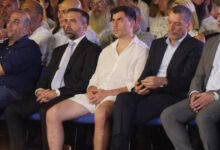 Ο-Φειδίας-Παναγιώτου-πήγε-με-σορτσάκι-σε-εκδήλωση-μνήμης-για-τους-δολοφονημένους-Κύπριους-ήρωες-Ισαάκ-–-Σολωμού