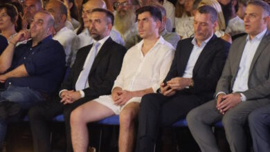Ο-Φειδίας-Παναγιώτου-πήγε-με-σορτσάκι-σε-εκδήλωση-μνήμης-για-τους-δολοφονημένους-Κύπριους-ήρωες-Ισαάκ-–-Σολωμού