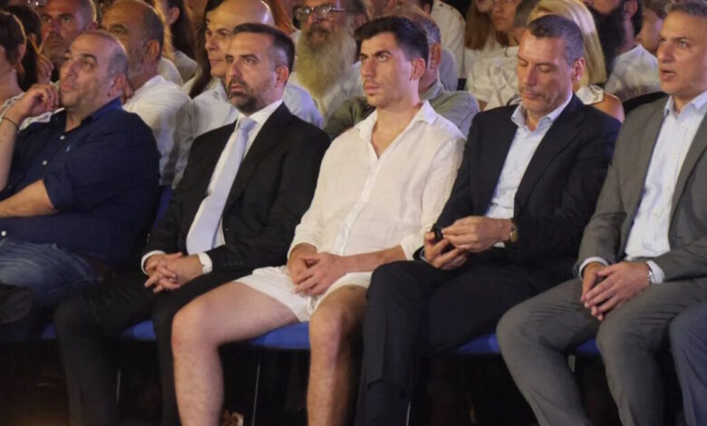Ο-Φειδίας-Παναγιώτου-πήγε-με-σορτσάκι-σε-εκδήλωση-μνήμης-για-τους-δολοφονημένους-Κύπριους-ήρωες-Ισαάκ-–-Σολωμού