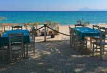Ταβέρνες,-καφετέριες-και-beach-bar-στο-στόχαστρο-της-ΑΑΔΕ-–-Μπαράζ-καταγγελιών-για-αποδείξεις-και-πρόστιμα