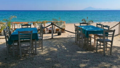 Ταβέρνες,-καφετέριες-και-beach-bar-στο-στόχαστρο-της-ΑΑΔΕ-–-Μπαράζ-καταγγελιών-για-αποδείξεις-και-πρόστιμα