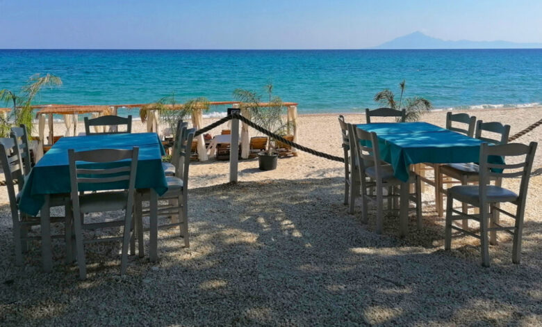 Ταβέρνες,-καφετέριες-και-beach-bar-στο-στόχαστρο-της-ΑΑΔΕ-–-Μπαράζ-καταγγελιών-για-αποδείξεις-και-πρόστιμα