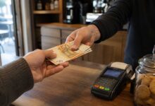 Χωρίς-ΑΤΜ-τα-χωριά;-Η-«λύση»-με-αναλήψεις-από-καταστήματα